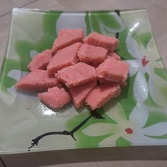 A picture of Pink coconut burfi.