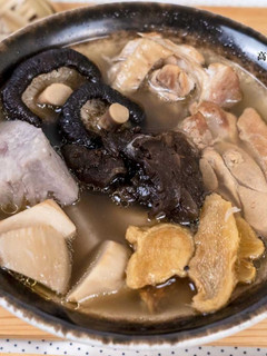 【老菜脯杏鮑菇芋頭雞湯】濃濃芋香,湯頭鮮甜,大人小孩都愛喝! 的食譜成品照片