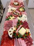 Charola de quesos y carnes frías