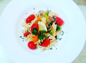Una foto de Fusilli con pimiento tomate tomillo y limón