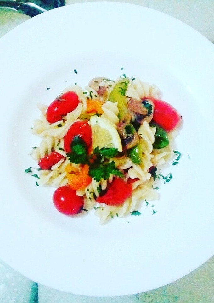 Una foto de Fusilli con pimiento tomate tomillo y limón