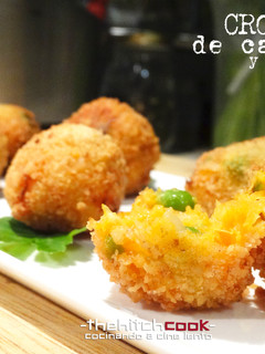 Una foto de Croquetas de calabaza y guisantes