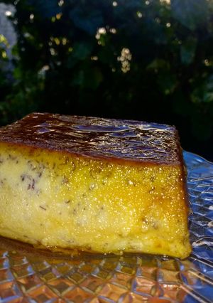 Una foto de Flan casero con banana