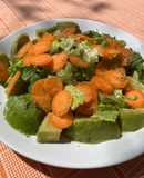 Ensalada de aguacate con lechuga, rúcula silvestre y zanahoria del huerto, 5’