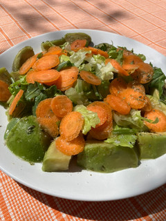 Una foto de Ensalada de aguacate con lechuga, rúcula silvestre y zanahoria del huerto, 5’