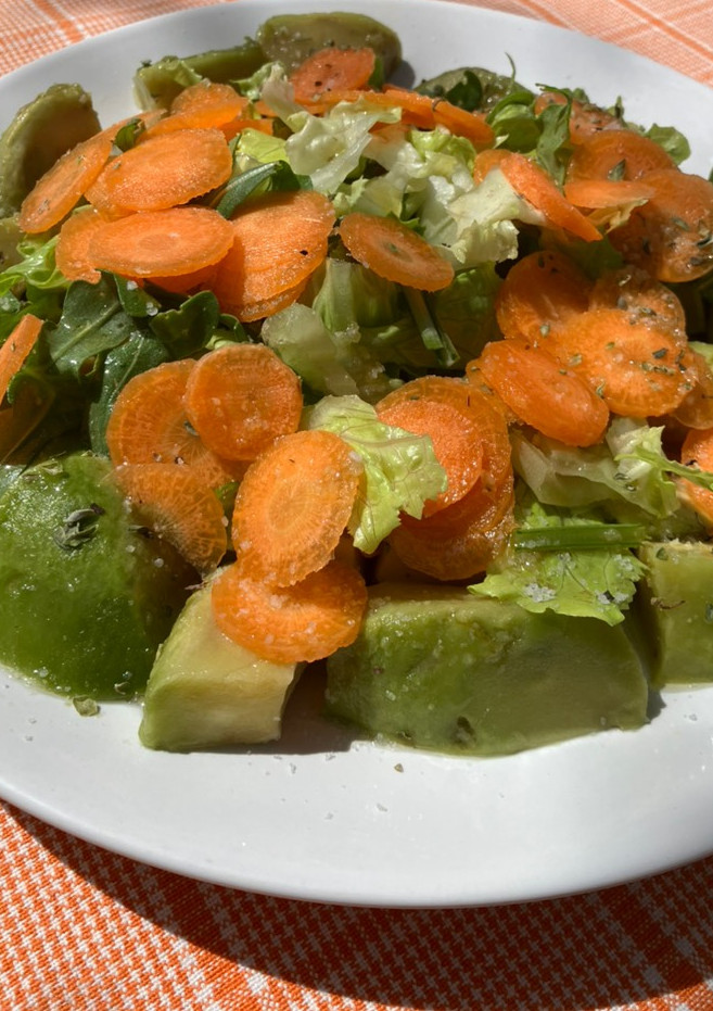 Una foto de Ensalada de aguacate con lechuga, rúcula silvestre y zanahoria del huerto, 5’