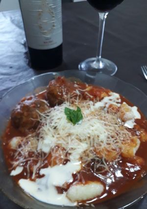 Una foto de Ñoquis con Salsa Mixta (Filetto + Crema) y Albóndigas 🇮🇹