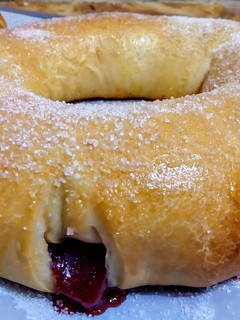 Una foto de ROSCÓN Relleno con Bocadillo de Guayaba.. !💝