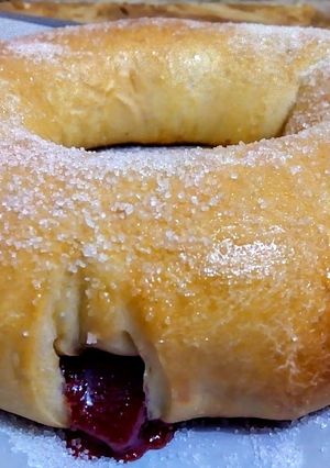 Una foto de ROSCÓN Relleno con Bocadillo de Guayaba.. !💝