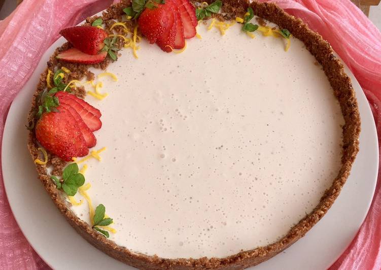 Crostata senza cottura con panna cotta e fragole