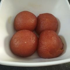 A picture of Gulab jamun.