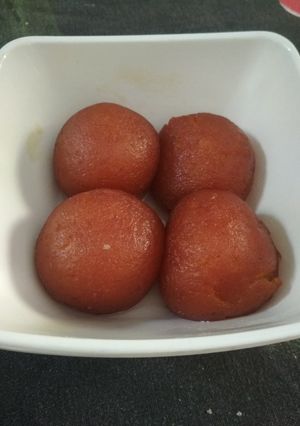 A picture of Gulab jamun.