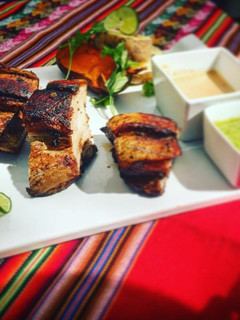 Una foto de Cerdo a la Caja China y Salsas