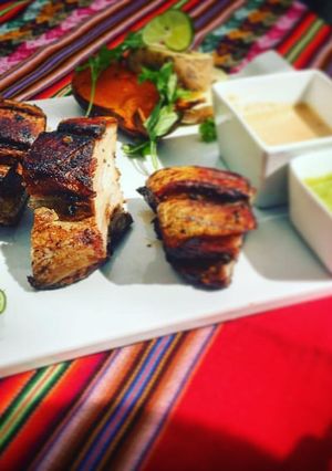 Una foto de Cerdo a la Caja China y Salsas