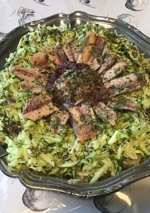 Une photo de Salade de courgettes râpées aux sardines,oignon rouge et algues