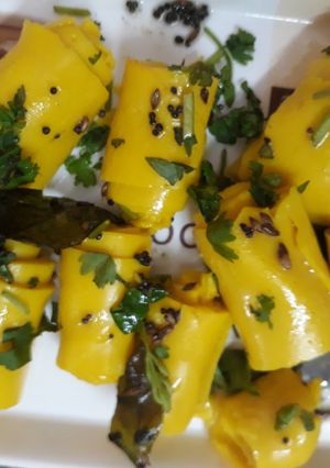 ખાંડવી(khandvi recipe in gujarati) રેસીપી મુખ્ય ફોટો