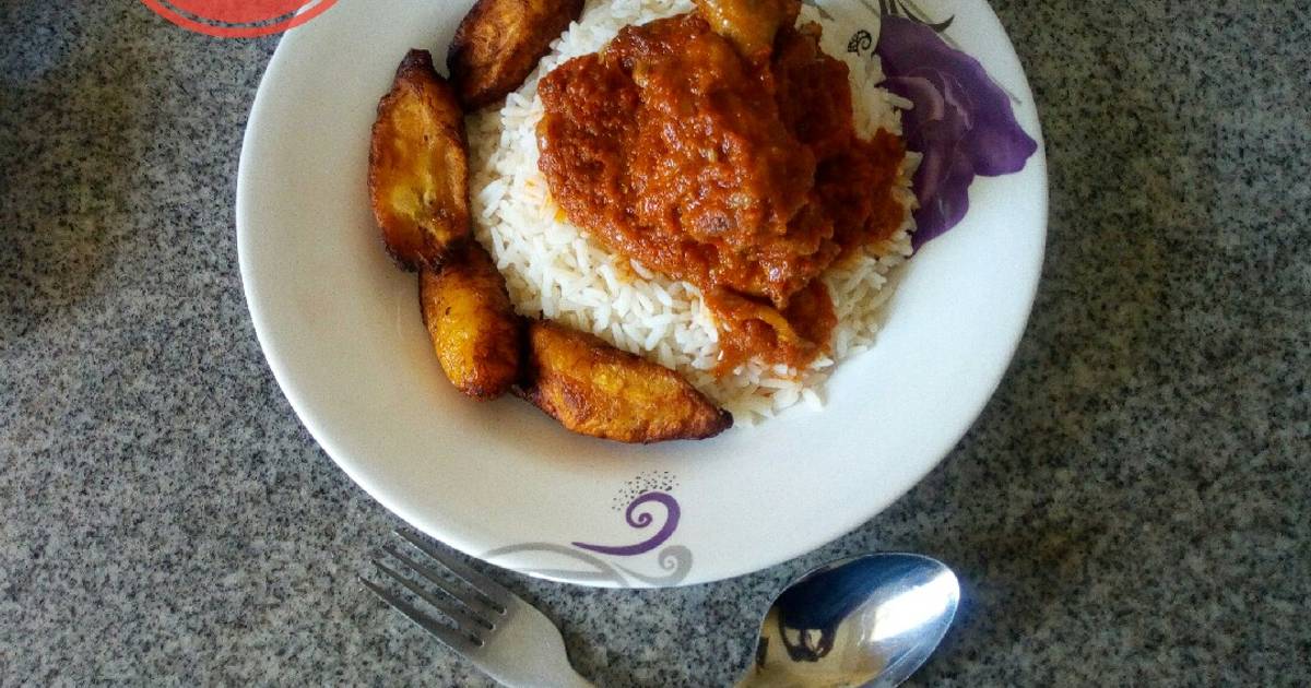 White rice and chicken stew with plantain! Recipe by Andrea💛(Delish