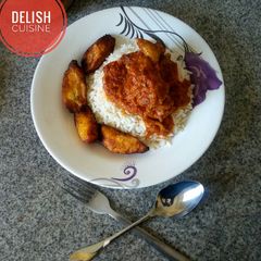 White rice and chicken stew with plantain! A picture of White rice and chicken stew with plantain!.