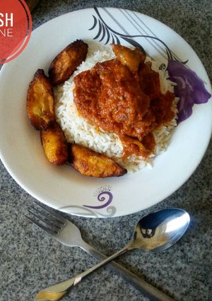 A picture of White rice and chicken stew with plantain!.