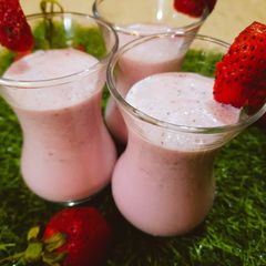 A picture of Strawberry Shake Shots.