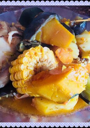 Una foto de Estofadito de Pollo 🍗 😃con verduras variadas !!
