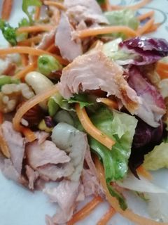 Una foto de Ensalada de salmón a la plancha y frutos secos