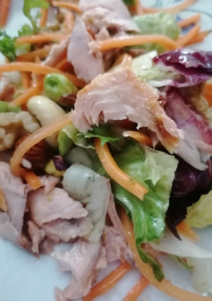 Una foto de Ensalada de salmón a la plancha y frutos secos