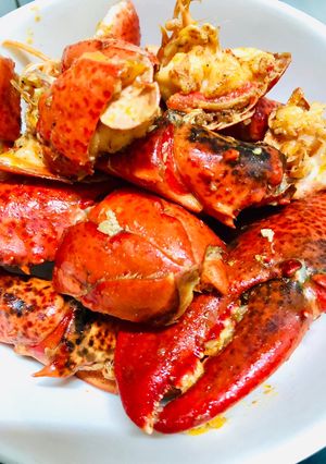 Hình của món Tôm hùm sốt bơ tỏi.