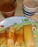 Tamales con guiso de chirmole