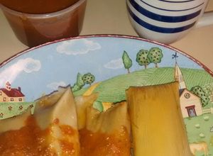 Una foto de Tamales con guiso de chirmole