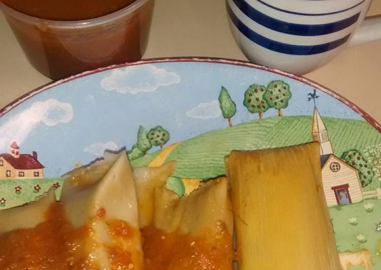 Tamales con guiso de chirmole