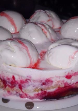 A picture of Strawberries cheese cake ice cream.