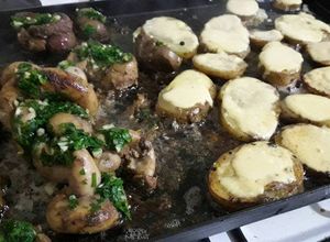 Una foto de Riñoncitos y chinchulines a la planchetta con papas