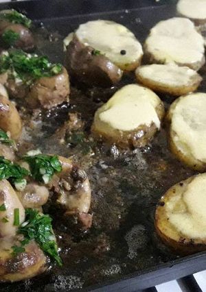 Una foto de Riñoncitos y chinchulines a la planchetta con papas