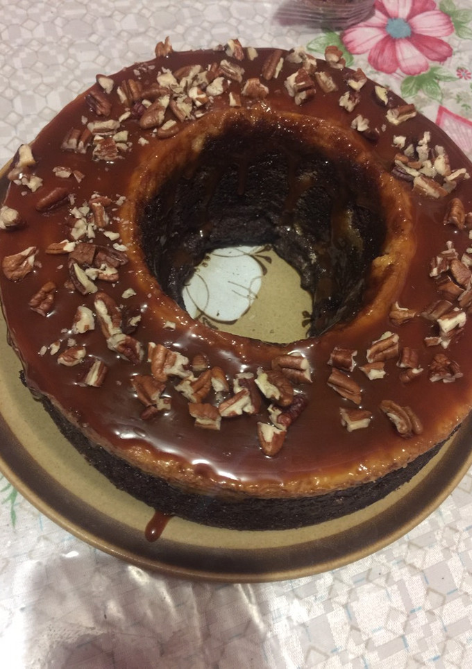 Una foto de Chocoflan en la estufa