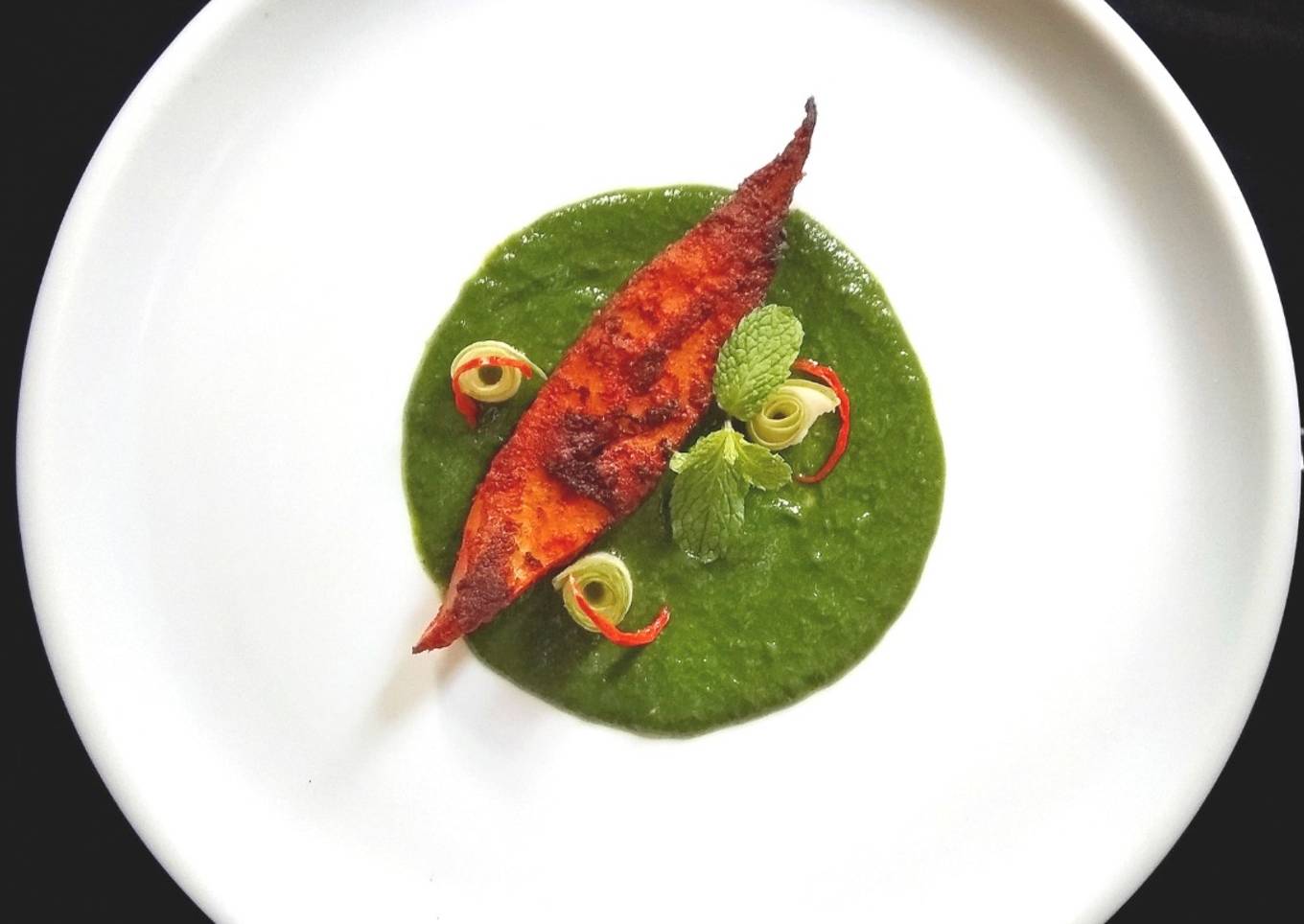 Avoli (white pomfret) fry with cilantro and mint sauce and with