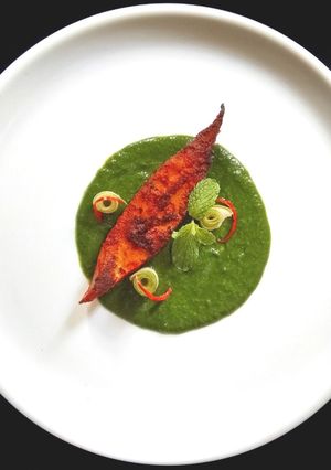 A picture of Avoli (white pomfret) fry with cilantro and mint sauce and with.