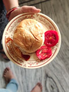 आलू टिक्की बर्गर(Aloo tikki burger recipe in Hindi) रेसिपी मुख्य फोटो