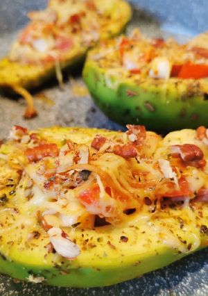 Sonkával és dióval sült avokádó recept fotója