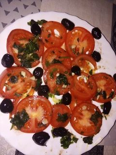 Una foto de Ensalada sencilla, sana y buena🍅