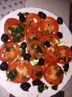 Una foto de Ensalada sencilla, sana y buena🍅