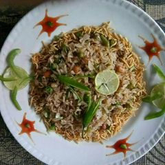 A picture of Puffed rice green pea poha.