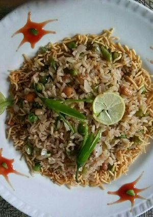 A picture of Puffed rice green pea poha.
