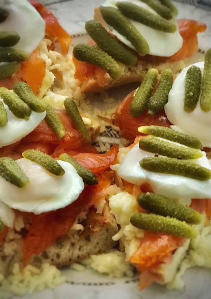 Una foto de Tosta de salmón marinado con huevo poché sobre mozzarella