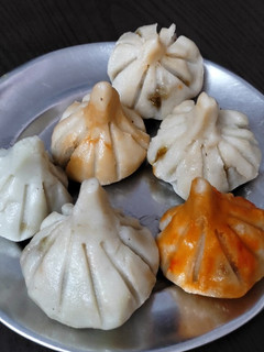 स्टीम मोदक और फ्राइड मोदक (steam modak aur fried modak recipe in Hindi) रेसिपी मुख्य फोटो