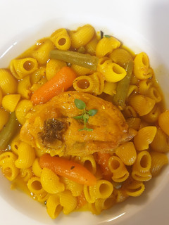 Una foto de Tiburones de pollo con verduras y paprika