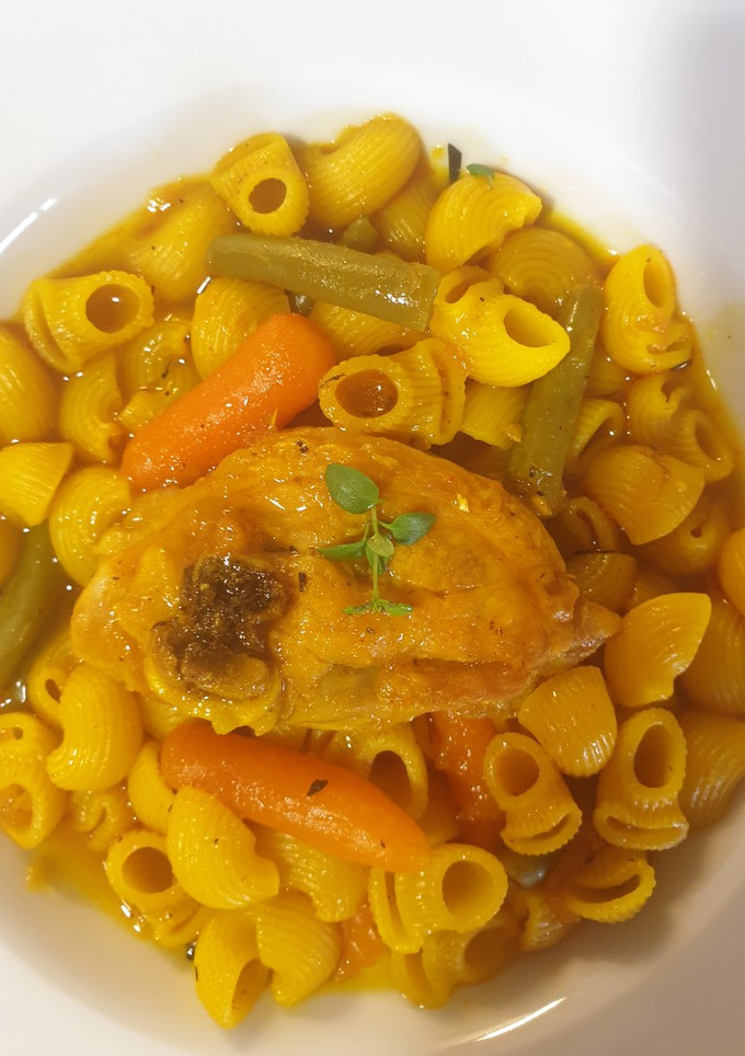 Una foto de Tiburones de pollo con verduras y paprika