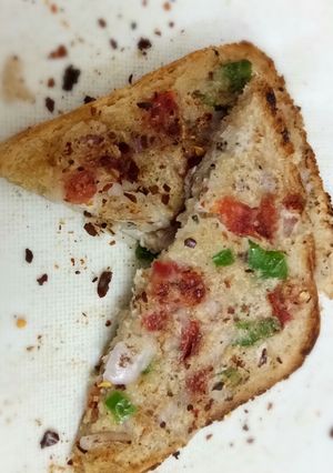 A picture of Schezwan sooji toast.