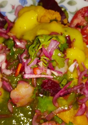 A picture of Samosa makinidal chaat.