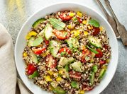 Uma foto de salada quinoa